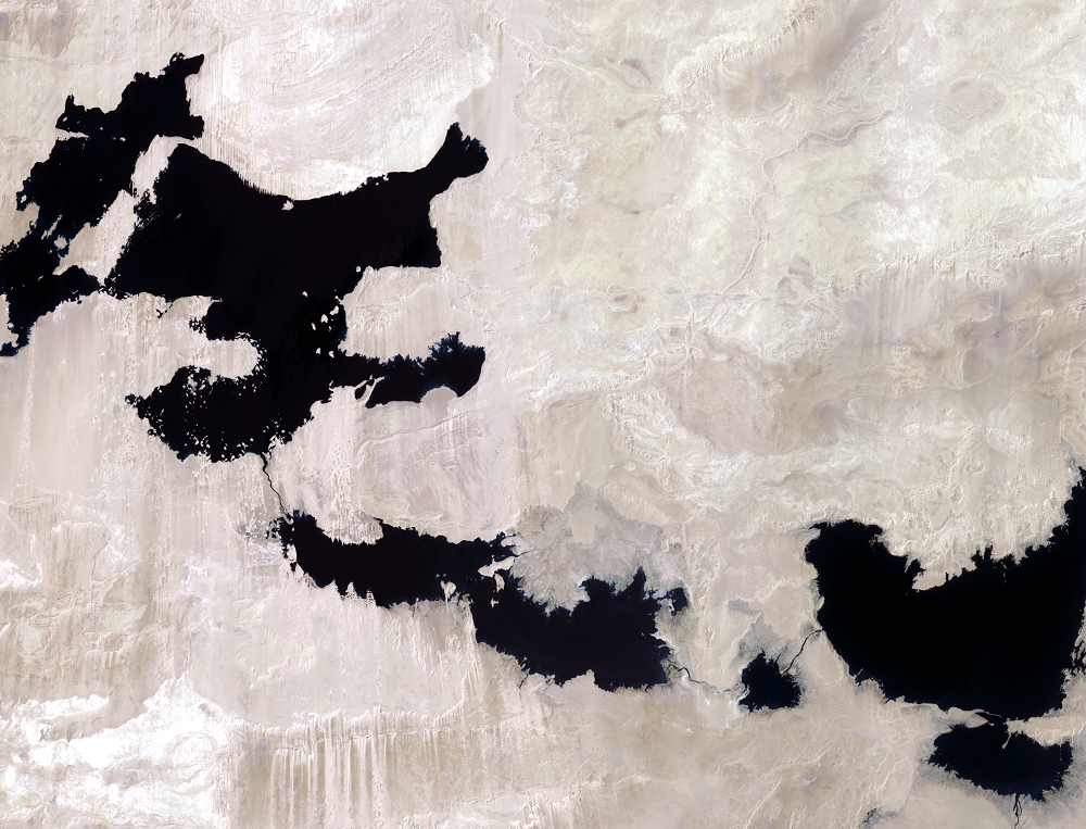Aug. 19 and 26, 2001, Landsat 7 (path/row 175,176/44) — Toshka Lakes, Egypt