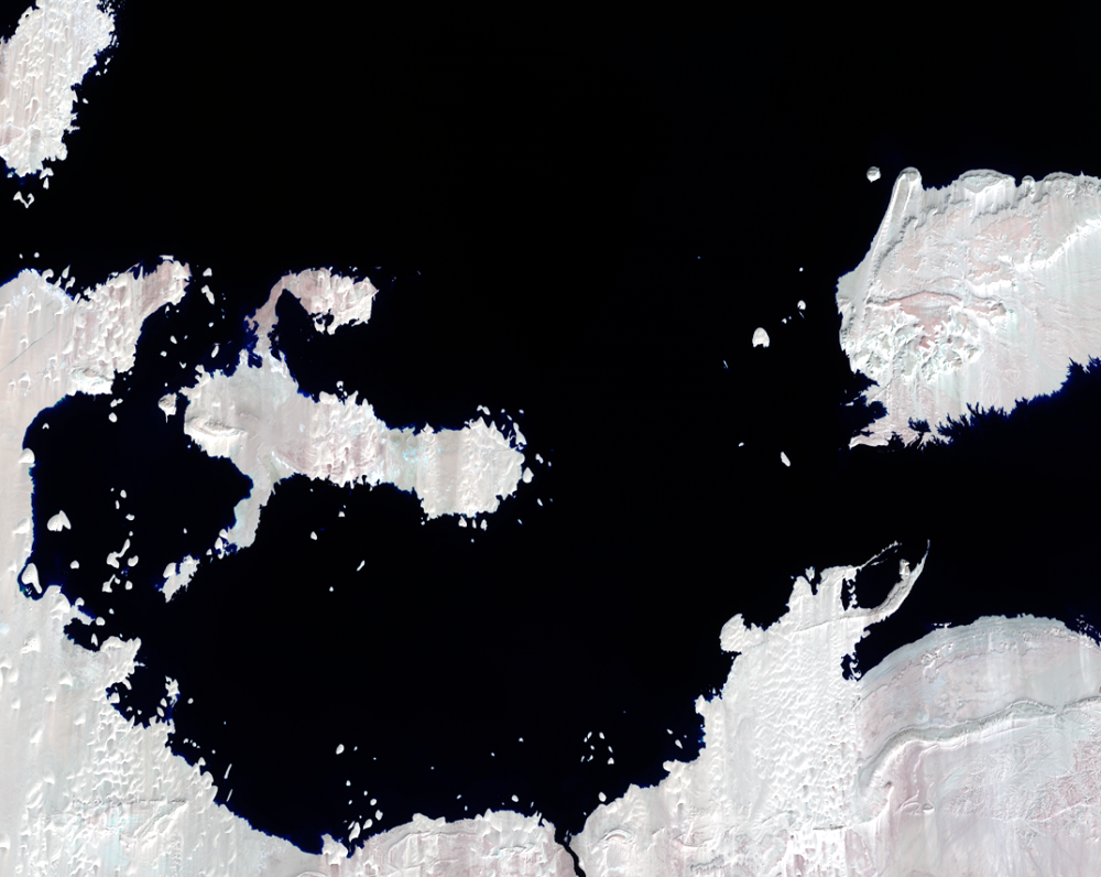 Nov. 22 and 29, 2021, Landsat 8 (path/row 175,176/44) — close up of Toshka Lakes, Egypt